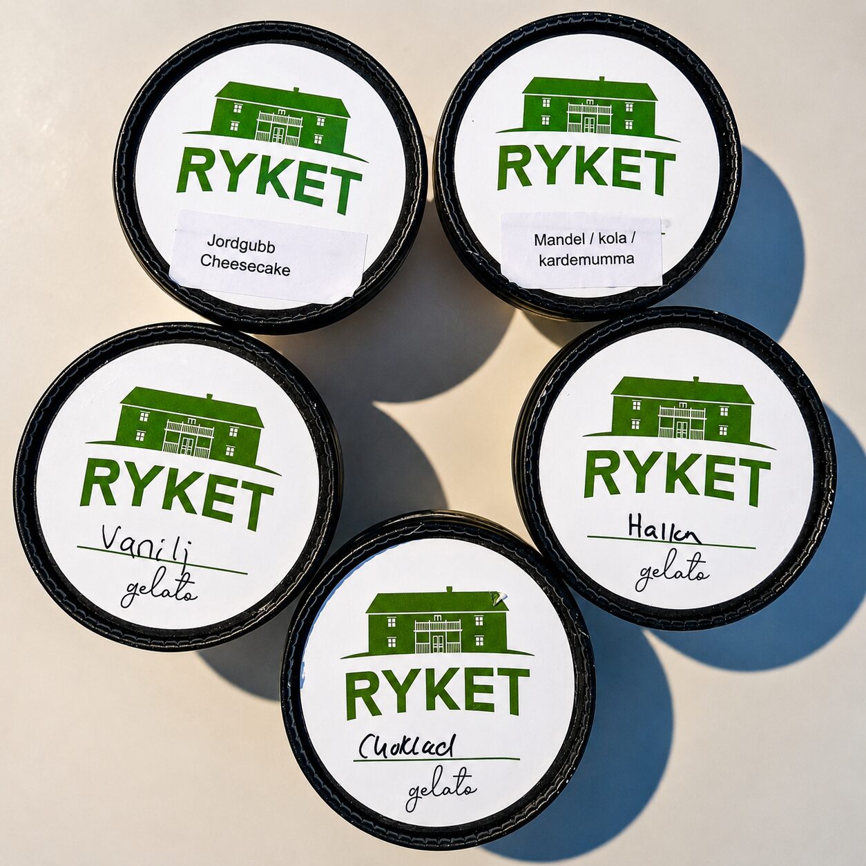 Gelato på fårmjölk från Rykets Gård i Ödeshög i gårdsbutikens frys