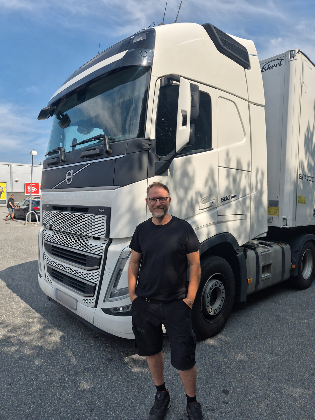 Mats framför lastbilen i ett transportuppdrag